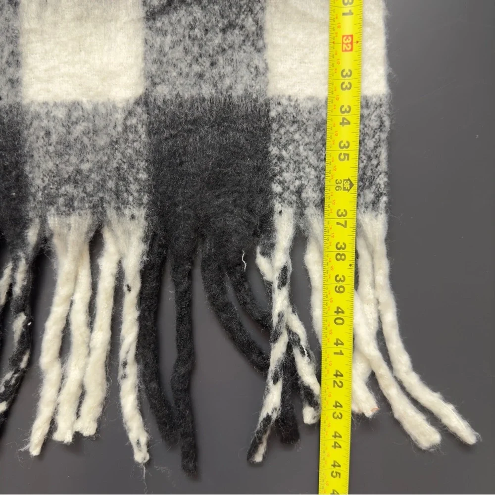 Tahari Black Ivory Plaid Blanket Scarf Soft‎ Heavy Warm Fringe Wrap Shawl